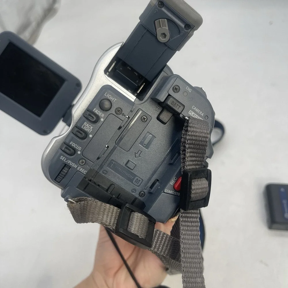 Sony Handycam Digital Video 8 Camcorder DCR-TRV280 Untested